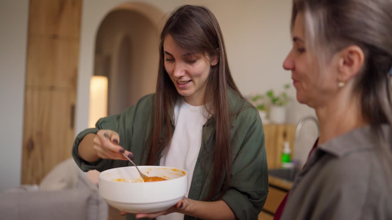 madre e hija disfrutando de una comida juntos