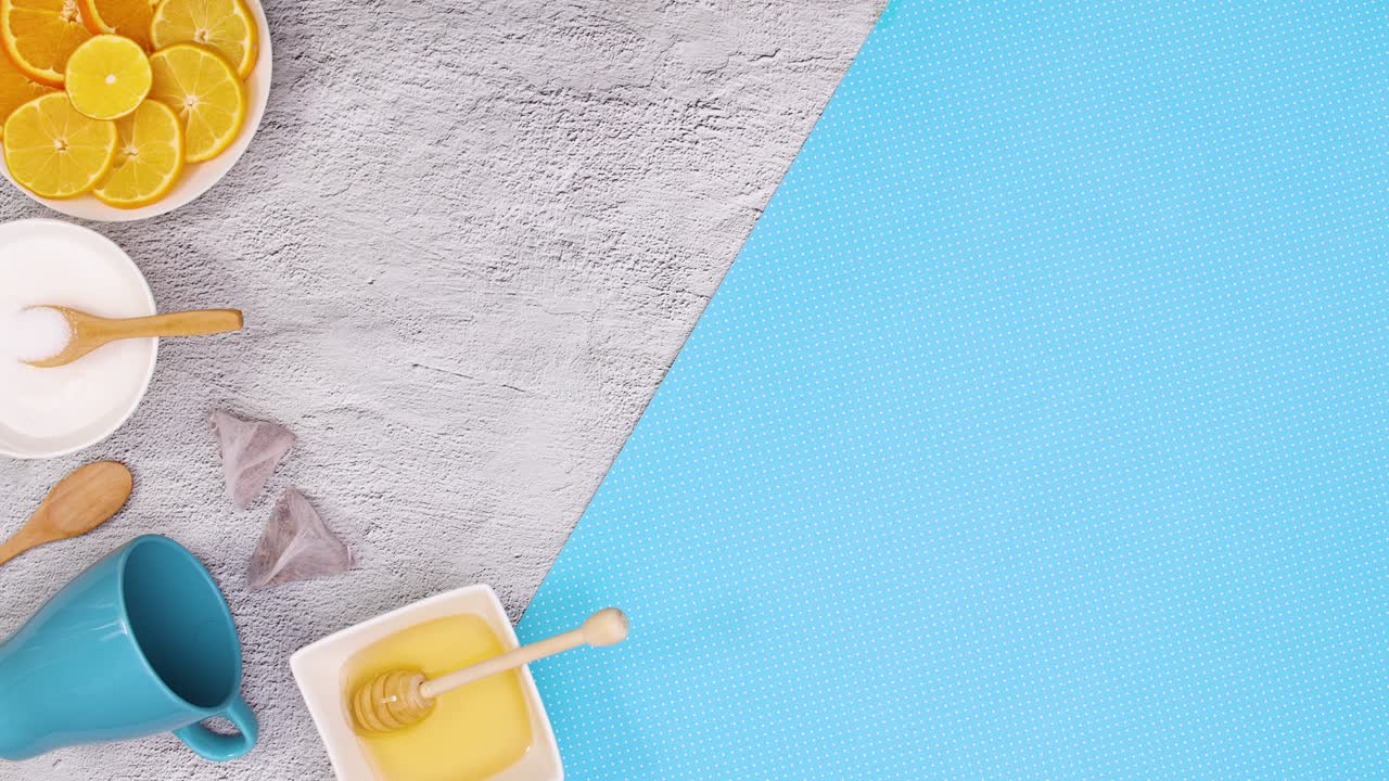 utensilios azules y suministros para hacer té aparecen en el lado izquierdo. detener el movimiento