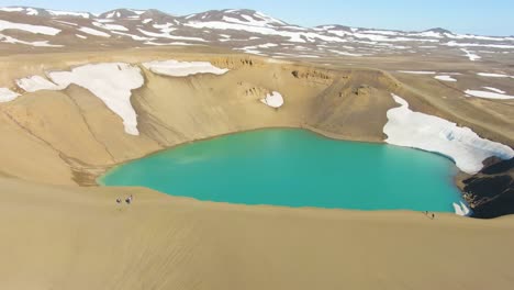 Un-Dron-Aéreo-4k-Captura-Imágenes-Cinematográficas-De-La-Impresionante-Laguna-Azul-De-Islandia,-Mostrando-Su-Belleza-Natural-Desde-Arriba