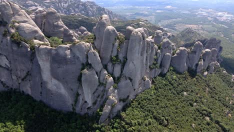 vistas aéreas de la cordillera de montserrat en cataluña