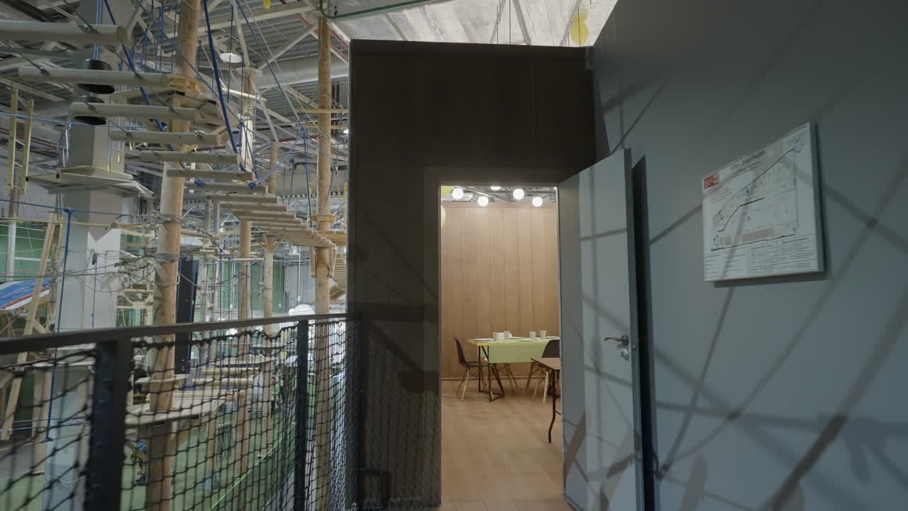 sala de fiestas para niños con área de juegos y comedor