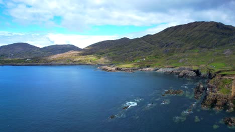 Lugares-épicos-De-Irlanda,-El-Escarpado-Paisaje-Natural-De-West-Cork,-La-Península-De-Cods-Head,-Drones-Volando-A-Lo-Largo-De-La-Costa.