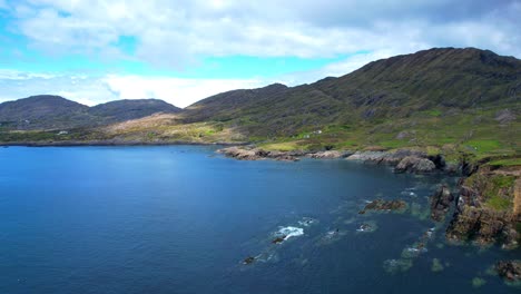 lugares épicos de irlanda el escarpado paisaje natural de west cork, cod's head peninsula drone volando a lo largo de la costa