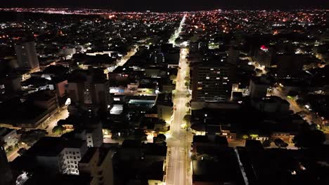 hiperlapso recto del tráfico en un centro de la ciudad por la noche