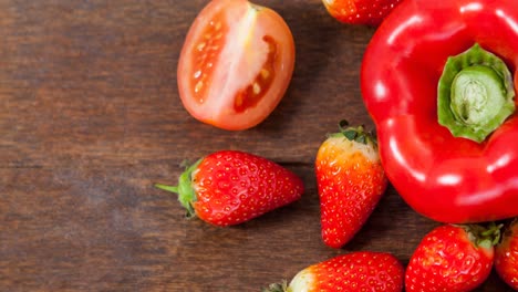 Video-Von-Frischem-Veganem-Bio-Essen-Mit-Erdbeeren-Und-Rotem-Gemüse-Auf-Holz