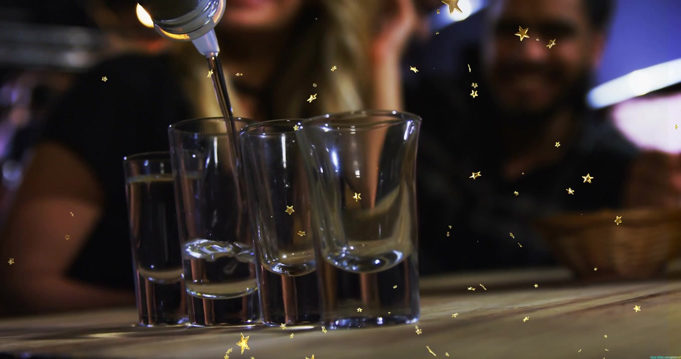 Bottiglia che entra da sinistra, versa in 4 bicchierini al bar, flusso che cambia, sovrapposizione a stella, coppia che brinda