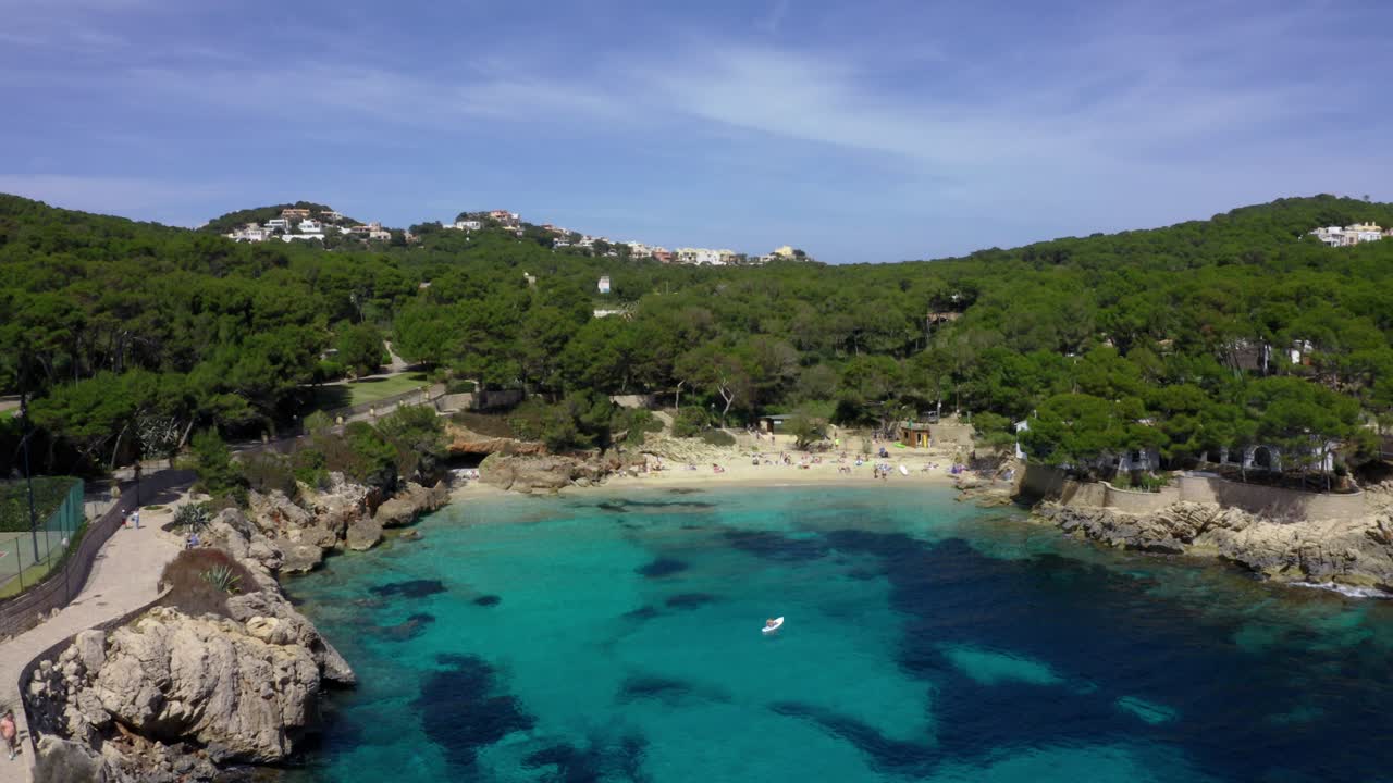 Cala Gat Strand på Mallorca på en solrig og varm dag med en surfer på vandet