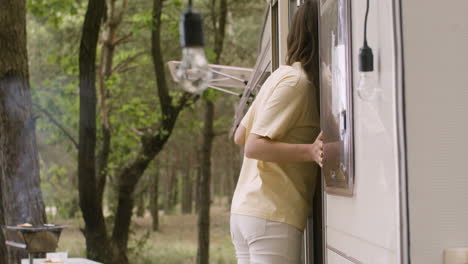 Madre-Feliz-Llamando-A-Sus-Dos-Hijos-Pequeños-Para-Desayunar-En-El-Campamento-En-El-Bosque