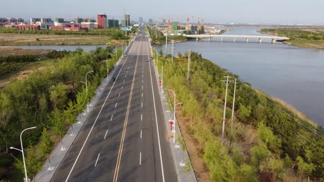 Vista-Aérea-De-Una-Carretera-Casi-Vacía-En-El-Nuevo-Distrito-De-Nanhai,-Provincia-De-Shandong,-China,-Durante-Los-Primeros-Meses-De-La-Pandemia-De-Covid