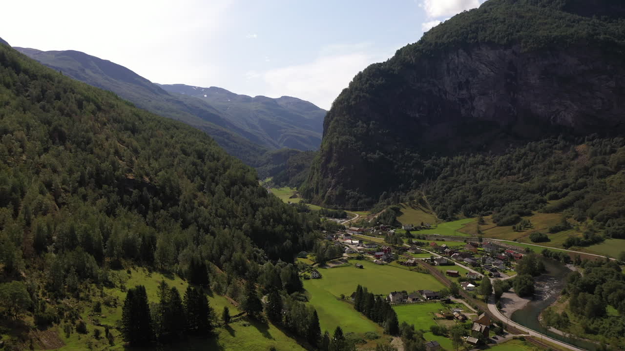 toma de drones del valle de flåm en noruega