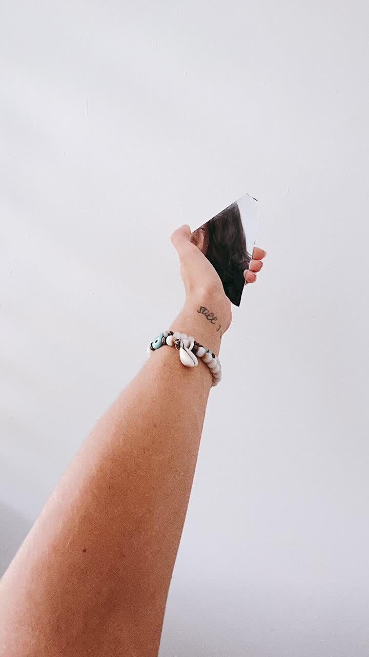 작은 거울을 들고 있는 사람