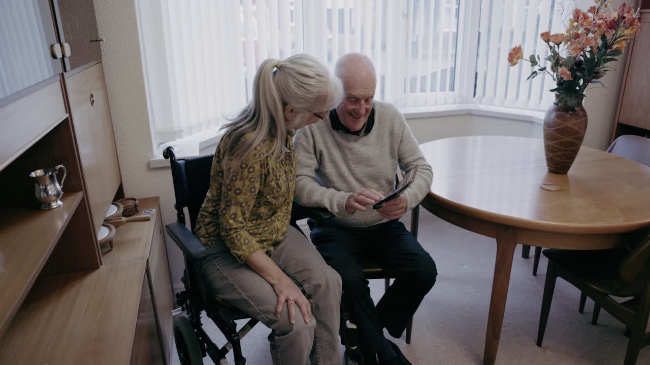 pareja de ancianos usando tecnología en el hogar