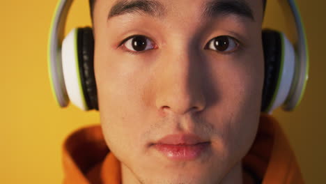 hombre con auriculares