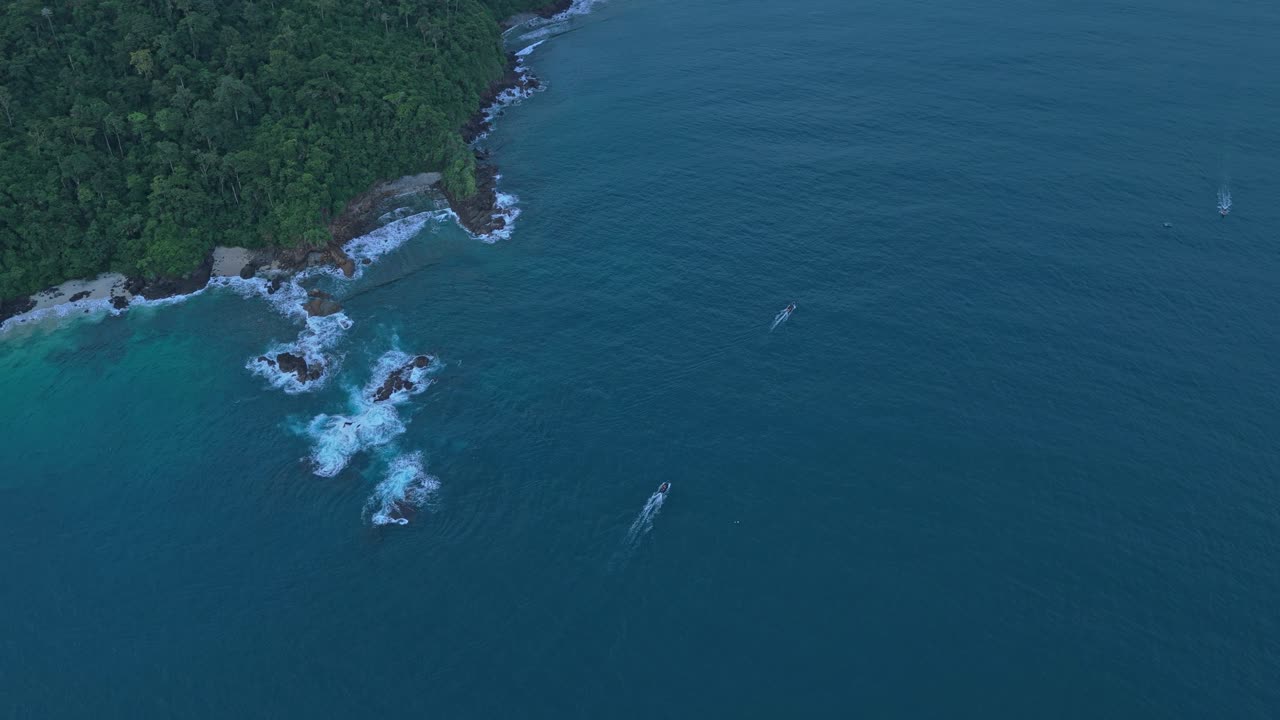 Vista aerea di una costa tropicale con barche che navigano sull'oceano