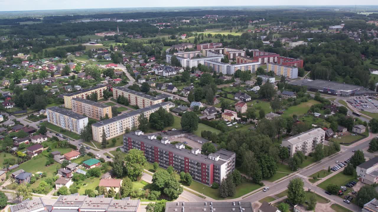 воздушный вид города паблиера, демонстрирующий его смесь городских и природных элементов