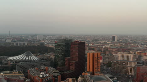 Vista-Aérea-Panorámica-De-Edificios-Modernos-En-El-Barrio-De-Potsdamer-Platz.-Centro-Sony-Y-Torres-Alrededor.-Berlín,-Alemania