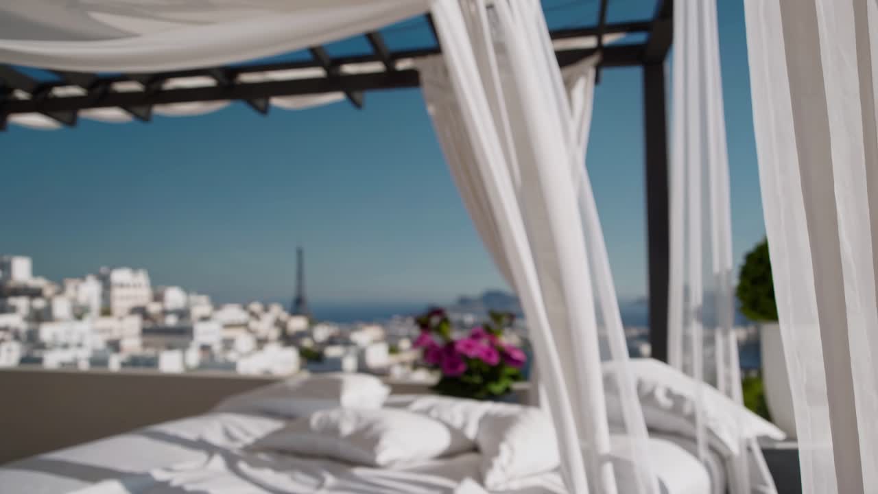 도시 전망이 있는 지붕 침대