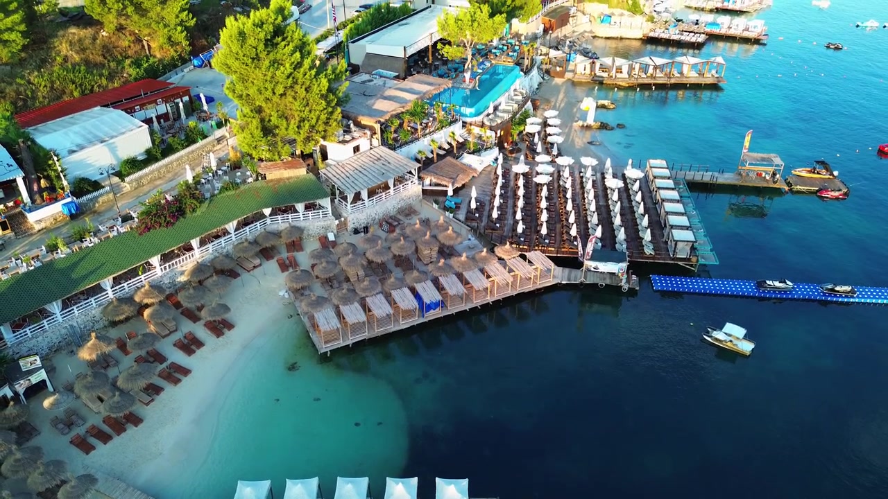 Ksamil, Albania, località turistica di lusso, spiaggia deserta vista aerea