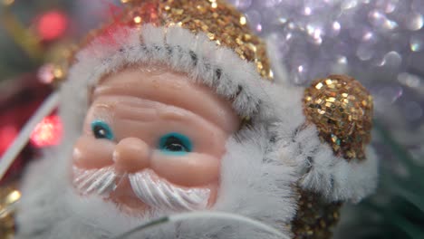 x-más de plástico dorado santa claus, gran barba blanca, ojos azules, decoración de navidad, decoración tradicional de vacaciones de año nuevo, configuración de colores brillantes, cinematográfica creativa macro lenta toma derecha, video 4k