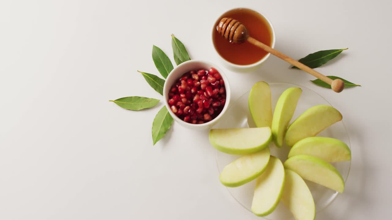 video de miel en frasco, arándanos y rebanadas de manzana sobre una superficie de madera