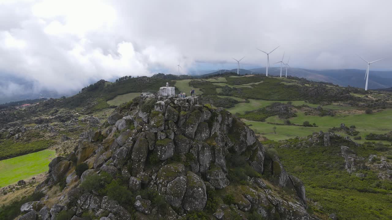 포르투갈의 백그라운드에서 eolic 에너지 생산을 위한 caramulinho mount nd 풍력 터빈 주위를 공중으로 돌고 있습니다.