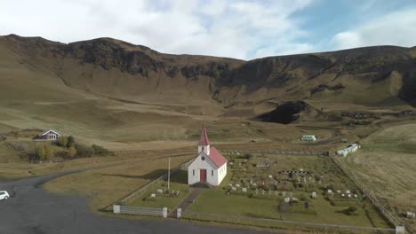 Toma-Aérea-De-Carro-Volando-Hacia-Una-Iglesia-Islandesa-única