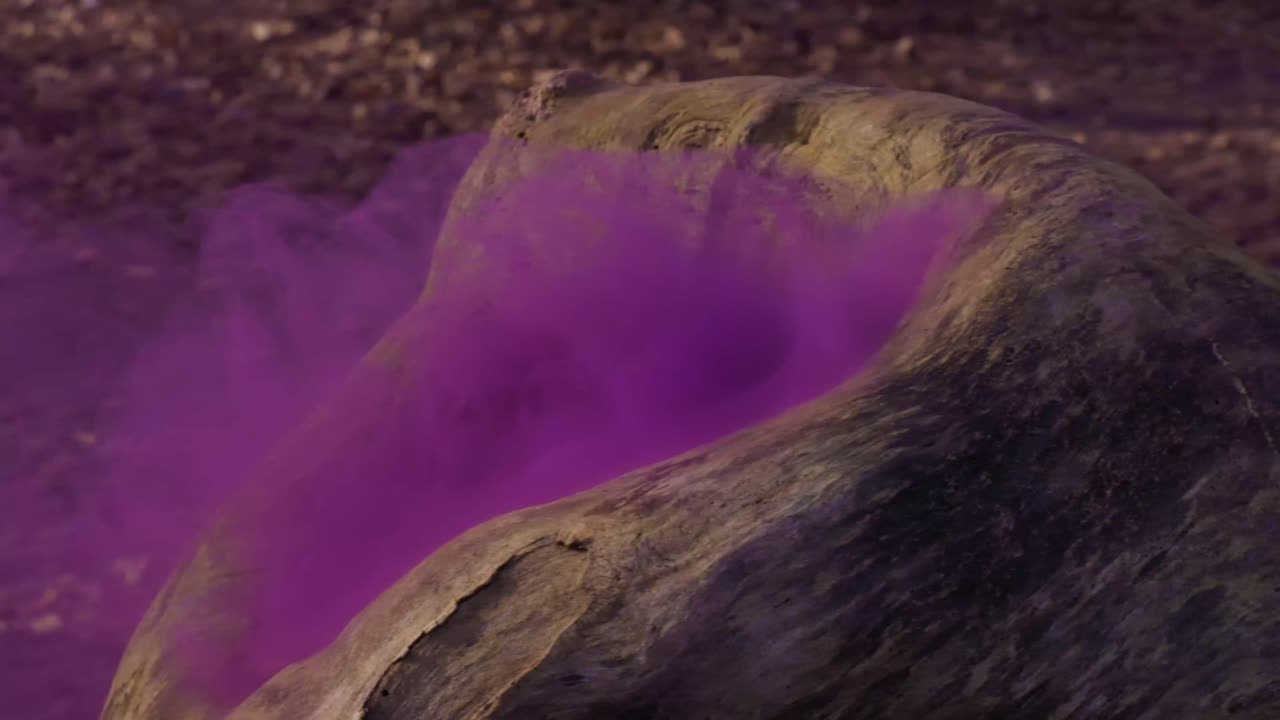 Fumée violette sortant d'un arbre - Ralenti