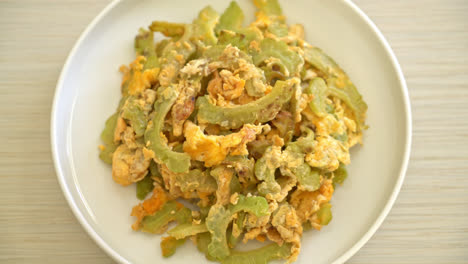 calabaza amarga salteada con huevo en el plato