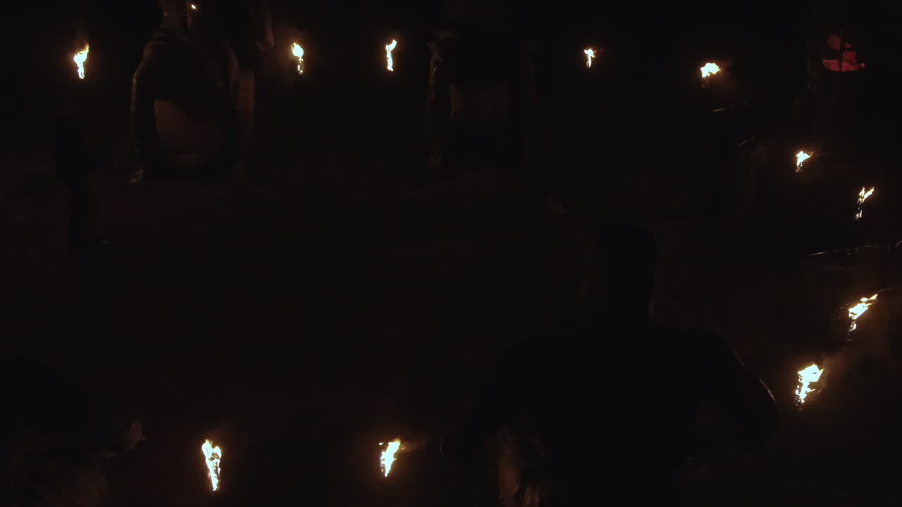 검은 주술을 사용하여 밤에 의식을 준비하는 사악한 마법사의 총