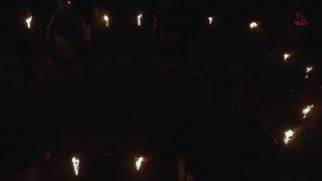 tiro de hechicera malvada preparándose para hacer rituales por la noche, usando brujería negra
