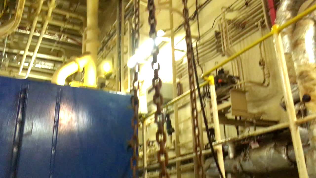 toma de exploración que muestra los diferentes equipos que se utilizan dentro de la sala de bombas