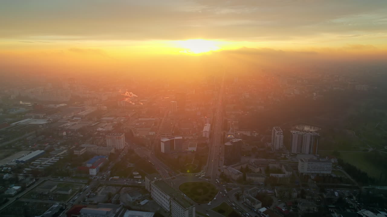 Vista aérea de drone de Chisinau ao nascer do sol, Moldávia. Vista do centro da cidade com vários edifícios, estradas e árvores sem folhas
