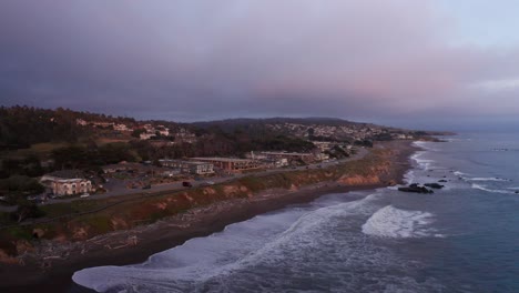 Toma-Aérea-Amplia-De-La-Playa-Moonstone-Al-Atardecer-En-Cambria,-California