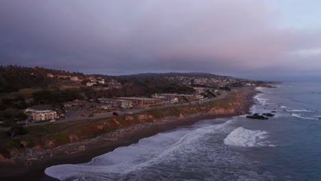 una amplia toma aérea de la playa de moonstone al atardecer en cambria, california