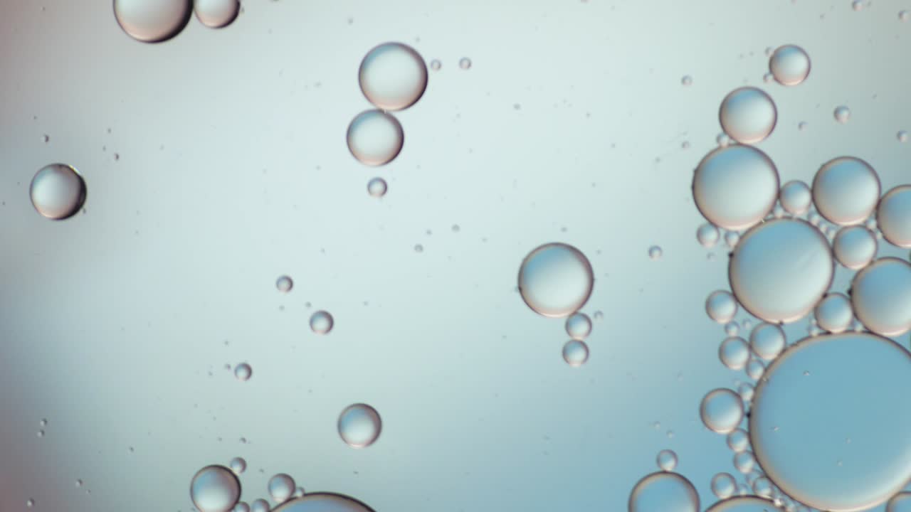 Goccia d'olio colorata e artistica che galleggia sull'acqua