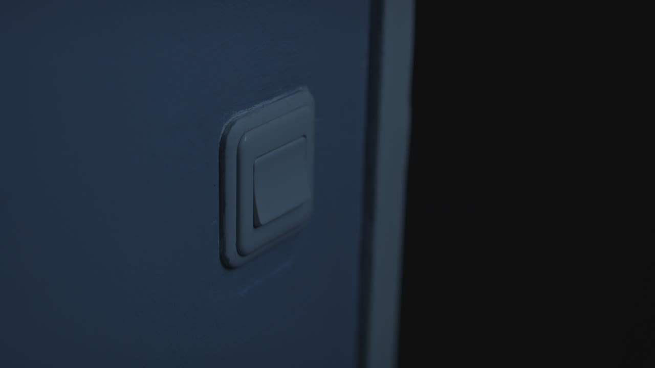 escena de terror: el interruptor de la luz girando a mano