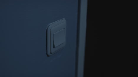 escena de terror: el interruptor de la luz girando a mano