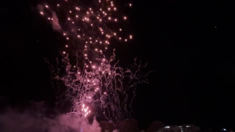 colorido festival de fuegos artificiales de diwali en el cielo por la noche