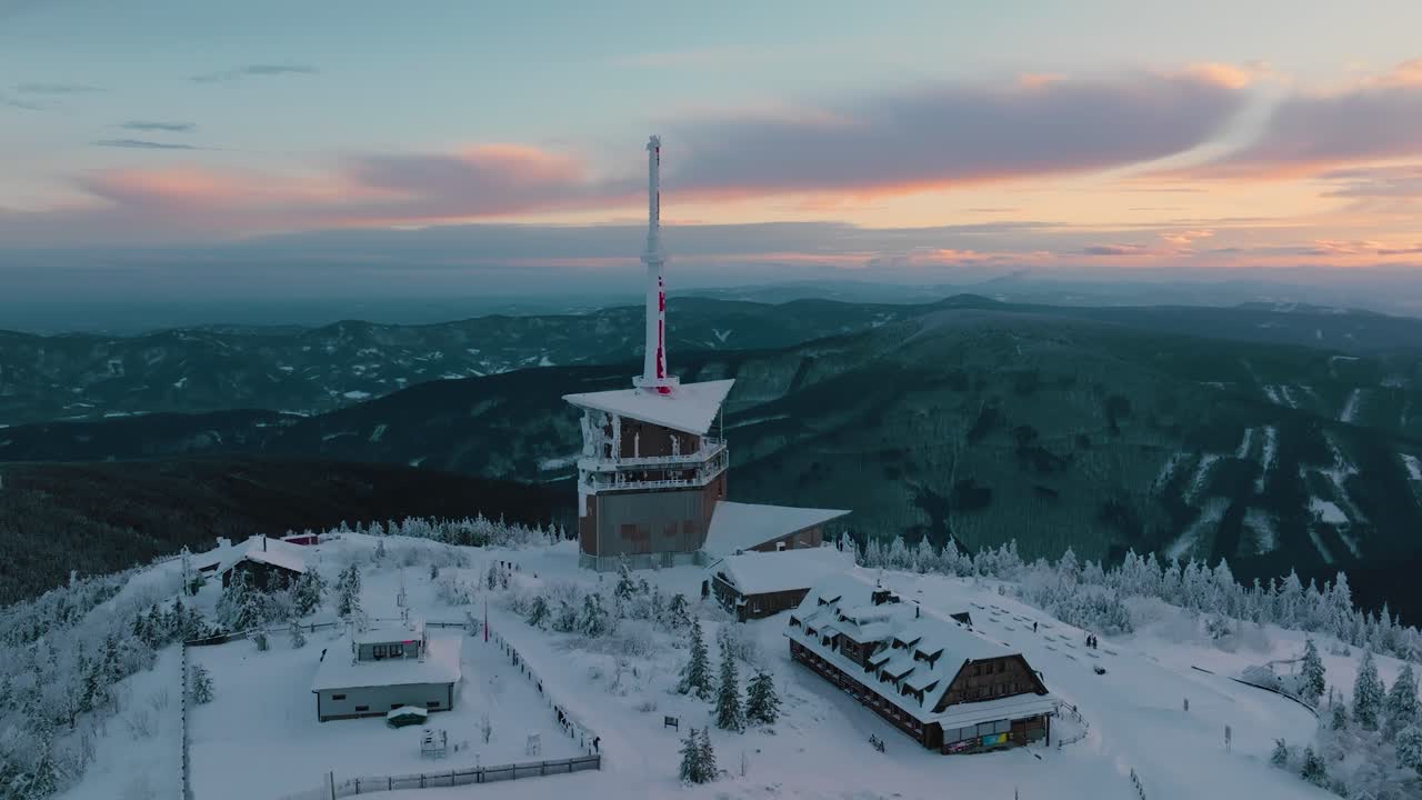 lysa hora durante el amanecer de invierno, orbitando alrededor del transmisor, beskydy uhd