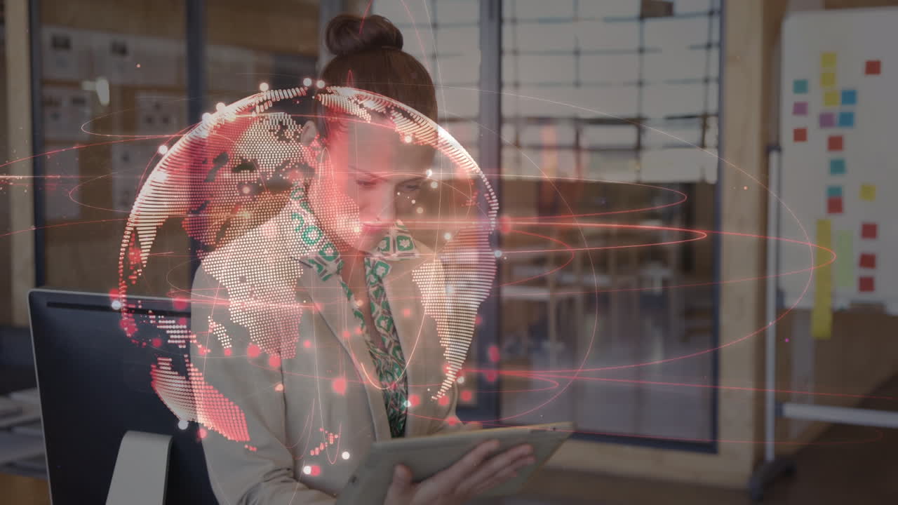 태블릿을 사용하는 코카시안 사업가 여성에 대한 전 세계 및 연결 네트워크의 애니메이션