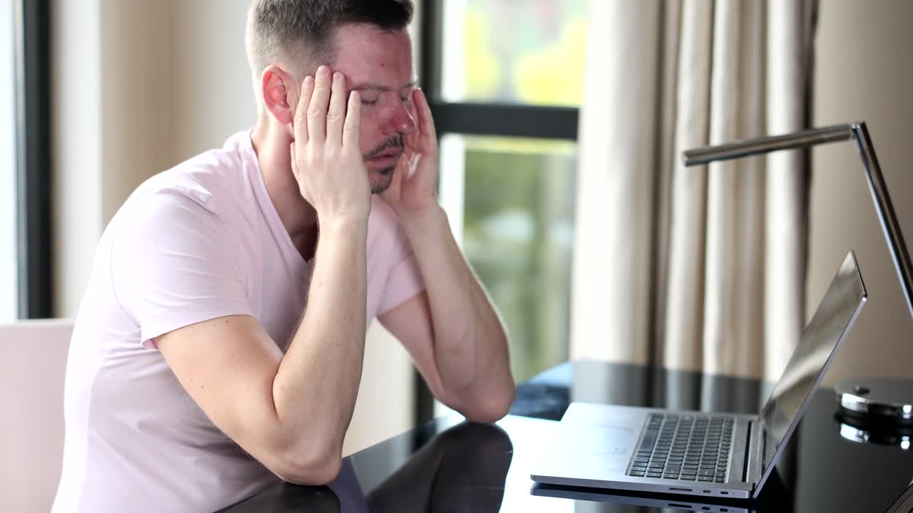 Joven oficinista freelance enfermo sintiéndose cansado y con exceso de trabajo.