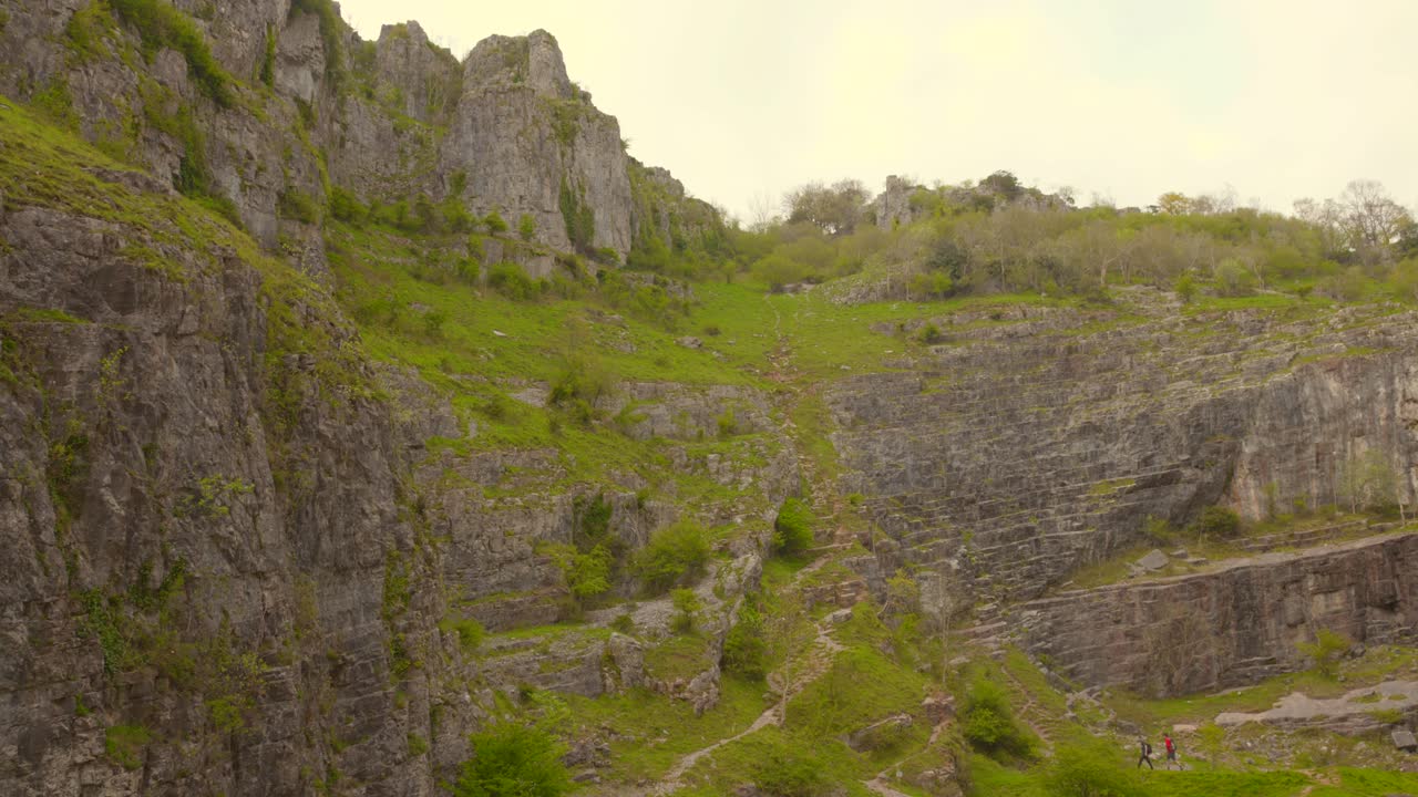 Paesaggio roccioso con vegetazione verde.