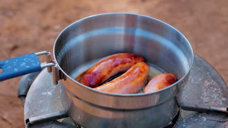 Frühstückswurst-In-Der-Pfanne-Im-Wald-Kochen