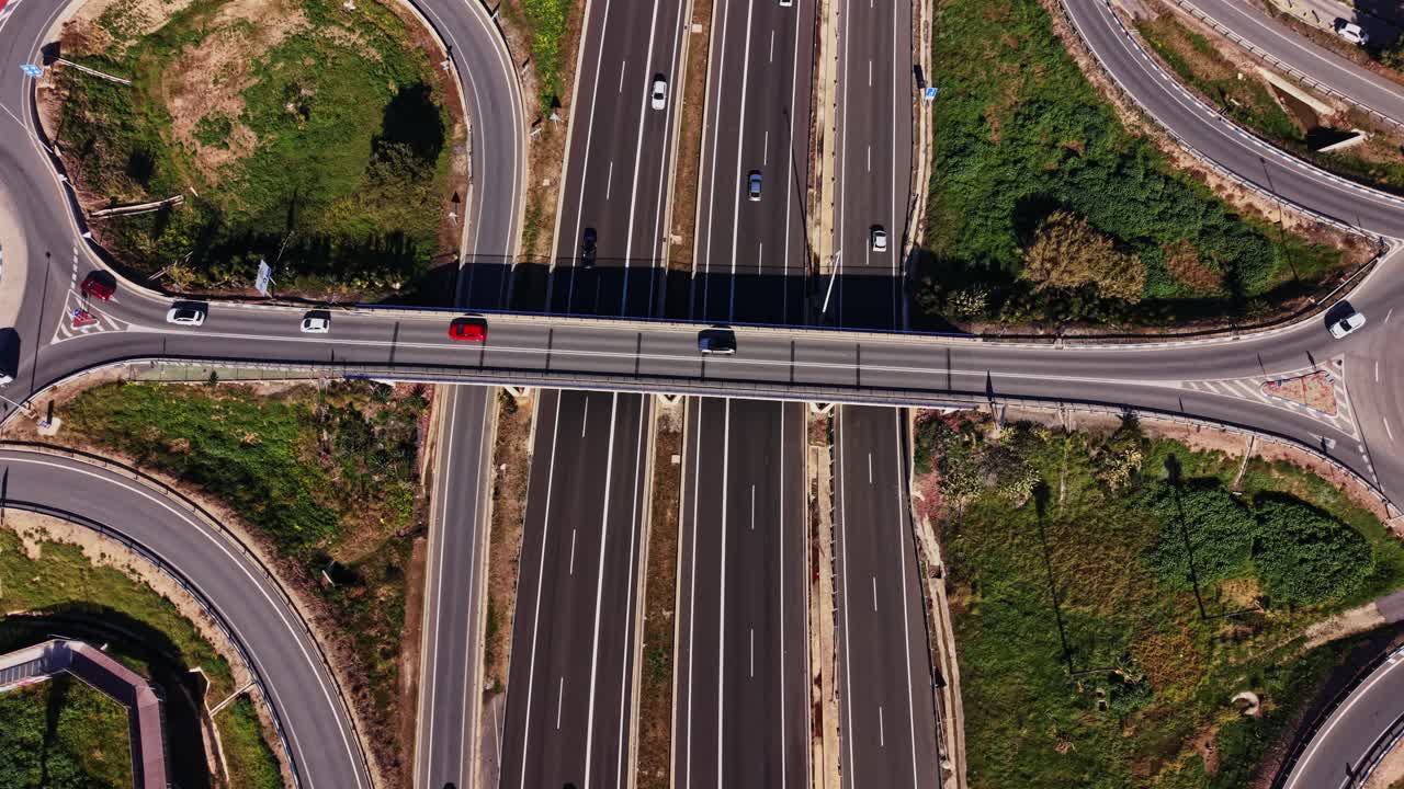 Traffico autostradale in Spagna in una giornata di sole