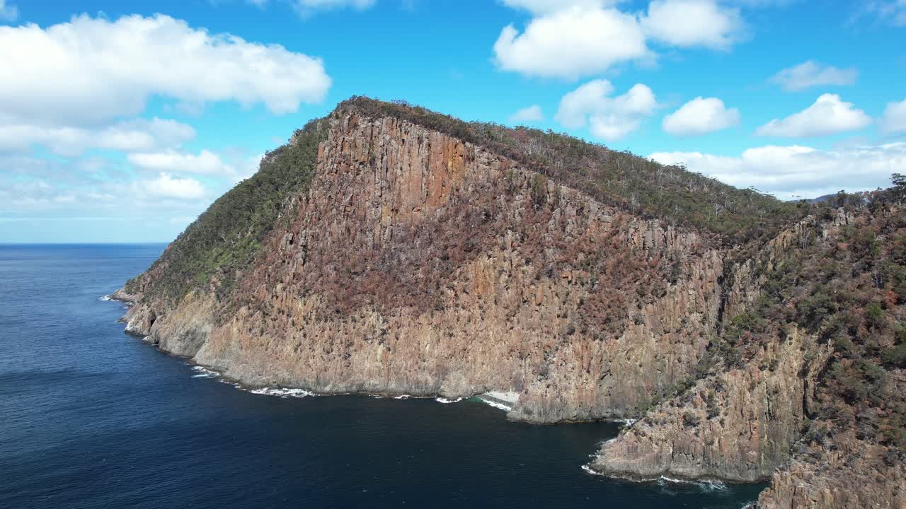 Splendida veduta di una scogliera e paesaggio marino in Tasmania, Australia - Ripresa aerea
