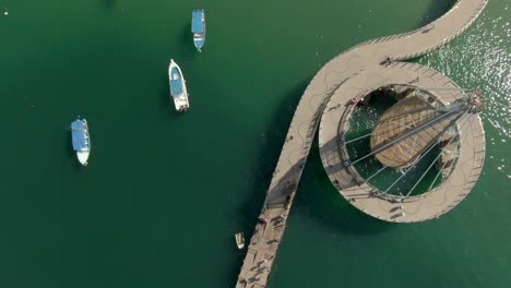 Muelle-En-La-Playa-De-Los-Muertos,-Puerto-Vallarta,-Jalisco,-México---Antena-De-Arriba-Hacia-Abajo