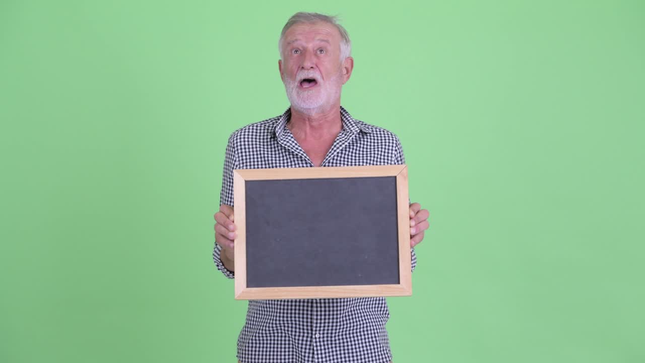 hombre de edad avanzada y guapo con barba.