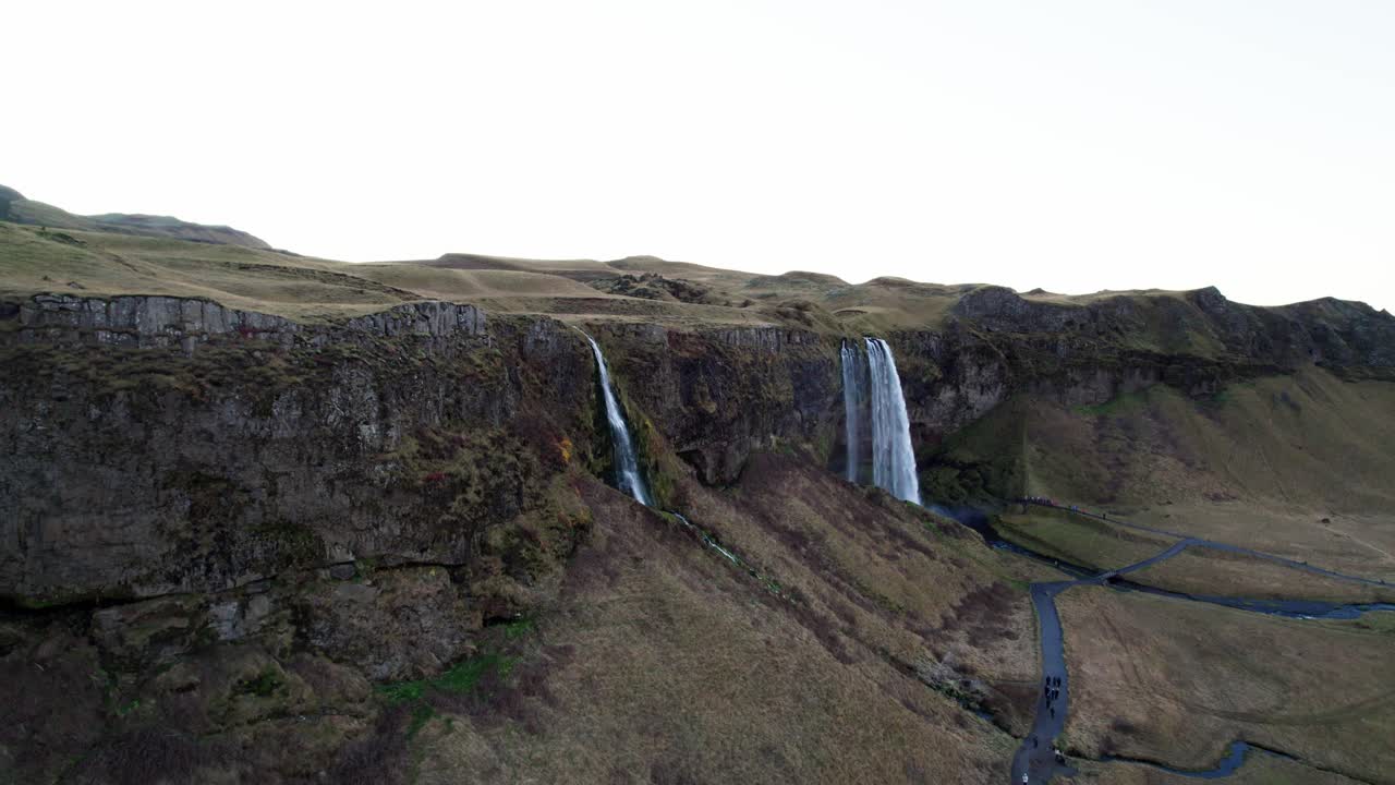 acantilados volcánicos con impresionantes cascadas en islandia, foto aérea en un día nublado