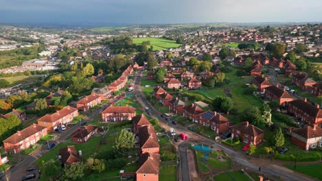 el encanto urbano de yorkshire: imágenes aéreas que muestran la vivienda del consejo de ladrillo rojo, bañada por el sol de la mañana, y una comunidad vibrante en acción