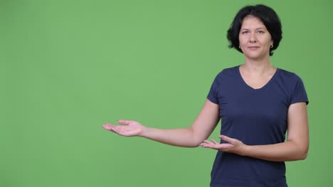 mujer hermosa con el cabello corto mostrando algo